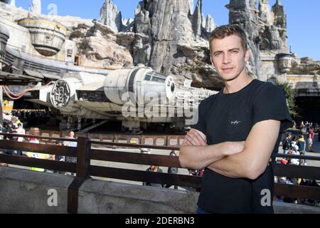 Handout-Foto von Schauspieler Hayden Christensen posiert vor dem Millennium Falcon: Schmuggler laufen in Star Wars: Galaxy's Edge während ihres Urlaubs im Disneyland Park in Anaheim, CA, USA, 29. Oktober 2019. Foto von Richard Harbaugh/Disneyland Resort via ABACAPRESS.COM Stockfoto