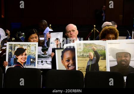 Zuschauer halten Fotos von den Opfern der Abstürze von Lion Air Flug 610 und Ethiopian Airlines Flug 302 vor Dennis Muilenburg, Präsident und Chief Executive Officer, die Boeing Company und John Hamilton, Vice President und Chief Engineer, Boeing Commercial Airplanes, geben Zeugnis vor dem United States Senate Commerce, Wissenschaft und Transport zum Thema „Flugsicherheit und Zukunft von Boeing 737 MAX“ am Dienstag, den 29. Oktober 2019, auf dem Capitol Hill in Washington, DC. Foto von Ron Sachs/CNP/ABACAPRESS.COM Stockfoto