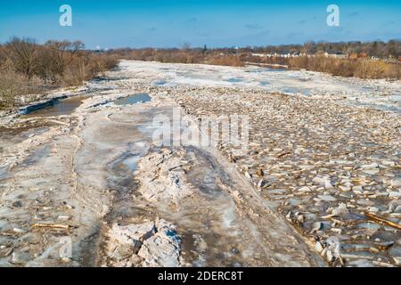 Drift Eis während des Frühlings Tauwetter im Grand River, Brantford, Ontario, Kanada Stockfoto