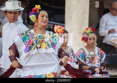 Merida, Yucatan/Mexiko-2011. Oktober: Junge Tänzer treten beim Stadtfest aus nächster Nähe auf Stockfoto