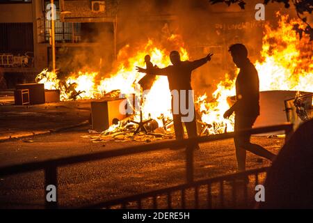 Demonstranten bauen am 14. November 2019 in Santiago, Chile, am landesweiten 14. Tag der Proteste Barrikaden. Die Regierung von Präsident Pinera kündigte Maßnahmen zur Verbesserung der sozialen Ungleichheit an. Zu den Protesten gehören Themen wie Gesundheitswesen, Rentensystem, Privatisierung von Wasser, öffentlicher Verkehr, Bildung, soziale Mobilität und Korruption. Foto: Fabien Dupoux/ABACAPRESS.COM Stockfoto