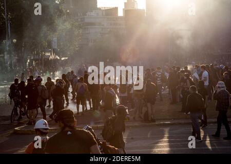 Demonstranten am Plaza Baquedano, am 14. Tag der landesweiten Proteste, in Santiago, Chile, am 1. November 2019. Die Regierung von Präsident Pinera kündigte Maßnahmen zur Verbesserung der sozialen Ungleichheit an. Zu den Protesten gehören Themen wie Gesundheitswesen, Rentensystem, Privatisierung von Wasser, öffentlicher Verkehr, Bildung, soziale Mobilität und Korruption. Foto: Fabien Dupoux/ABACAPRESS.COM Stockfoto