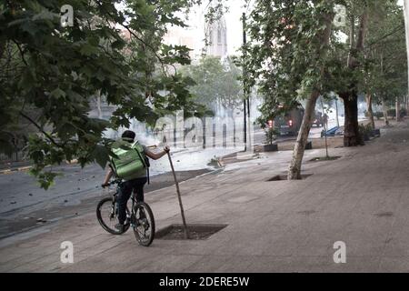 Demonstranten am 14. Tag der landesweiten Proteste in Santiago, Chile, am 1. November 2019. Die Regierung von Präsident Pinera kündigte Maßnahmen zur Verbesserung der sozialen Ungleichheit an. Zu den Protesten gehören Themen wie Gesundheitswesen, Rentensystem, Privatisierung von Wasser, öffentlicher Verkehr, Bildung, soziale Mobilität und Korruption. Foto: Fabien Dupoux/ABACAPRESS.COM Stockfoto