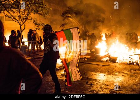 Demonstranten bauen am 14. November 2019 in Santiago, Chile, am landesweiten 14. Tag der Proteste Barrikaden. Die Regierung von Präsident Pinera kündigte Maßnahmen zur Verbesserung der sozialen Ungleichheit an. Zu den Protesten gehören Themen wie Gesundheitswesen, Rentensystem, Privatisierung von Wasser, öffentlicher Verkehr, Bildung, soziale Mobilität und Korruption. Foto: Fabien Dupoux/ABACAPRESS.COM Stockfoto