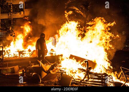 Demonstranten bauen am 14. November 2019 in Santiago, Chile, am landesweiten 14. Tag der Proteste Barrikaden. Die Regierung von Präsident Pinera kündigte Maßnahmen zur Verbesserung der sozialen Ungleichheit an. Zu den Protesten gehören Themen wie Gesundheitswesen, Rentensystem, Privatisierung von Wasser, öffentlicher Verkehr, Bildung, soziale Mobilität und Korruption. Foto: Fabien Dupoux/ABACAPRESS.COM Stockfoto