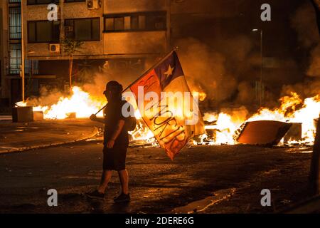 Demonstranten bauen am 14. November 2019 in Santiago, Chile, am landesweiten 14. Tag der Proteste Barrikaden. Die Regierung von Präsident Pinera kündigte Maßnahmen zur Verbesserung der sozialen Ungleichheit an. Zu den Protesten gehören Themen wie Gesundheitswesen, Rentensystem, Privatisierung von Wasser, öffentlicher Verkehr, Bildung, soziale Mobilität und Korruption. Foto: Fabien Dupoux/ABACAPRESS.COM Stockfoto