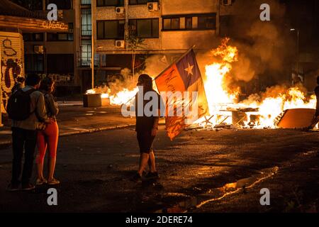 Demonstranten bauen am 14. November 2019 in Santiago, Chile, am landesweiten 14. Tag der Proteste Barrikaden. Die Regierung von Präsident Pinera kündigte Maßnahmen zur Verbesserung der sozialen Ungleichheit an. Zu den Protesten gehören Themen wie Gesundheitswesen, Rentensystem, Privatisierung von Wasser, öffentlicher Verkehr, Bildung, soziale Mobilität und Korruption. Foto: Fabien Dupoux/ABACAPRESS.COM Stockfoto