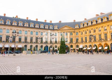 Weihnachtsbaum, Place Vendome (Platz), Paris, Frankreich. Luxuriöseste Einkaufsmöglichkeit in der französischen Hauptstadt. Winterurlaub. Stockfoto