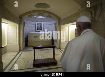 Papst Franziskus betet am 2. November 2019 vor dem Grab von Papst Pius XII. In den Höhlen der Vatikanischen Basilika. Für die Feier des Festes aller Toten ging Papst Franziskus in die Höhlen der Vatikanischen Basilika für einen Moment des Gebets im privaten, für die verstorbenen Päpste. Foto von ABACAPRESS.COM Stockfoto