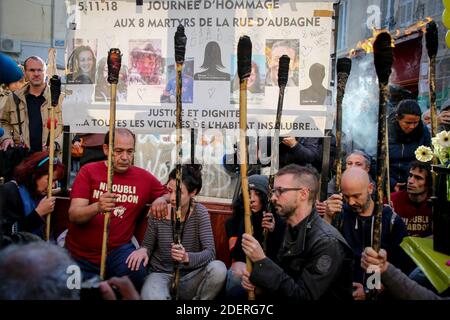 Verwandte und Bürger von Marseille halten ein Banner und Fackeln, während sie die acht Opfer des Zusammenbruchs der beiden Wohngebäude in der Rue d'Aubagne während einer gedenkveranstaltung zum einjährigen Jahrestag des Unfalls in der Rue d'Aubagne in Marseille ehren, Südfrankreich, am 5. November 2019. Hunderte von Menschen zollen am 5. November 2019 den Opfern des Einsturzes von zwei Gebäuden in Marseille Tribut, die vor einem Jahr stattgefunden haben, eine Tragödie, die die Pest ungesunder Wohnungen aufgedeckt hat. Foto von Denis Thaust/Avenir Pictures/ABACAPRESS.COM Stockfoto