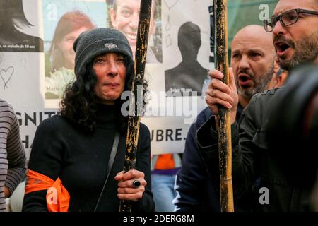 Verwandte und Bürger von Marseille halten ein Banner und Fackeln, während sie die acht Opfer des Zusammenbruchs der beiden Wohngebäude in der Rue d'Aubagne während einer gedenkveranstaltung zum einjährigen Jahrestag des Unfalls in der Rue d'Aubagne in Marseille ehren, Südfrankreich, am 5. November 2019. Hunderte von Menschen zollen am 5. November 2019 den Opfern des Einsturzes von zwei Gebäuden in Marseille Tribut, die vor einem Jahr stattgefunden haben, eine Tragödie, die die Pest ungesunder Wohnungen aufgedeckt hat. Foto von Denis Thaust/Avenir Pictures/ABACAPRESS.COM Stockfoto