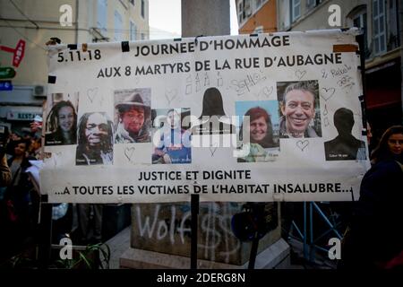 Verwandte und Bürger von Marseille halten ein Banner und Fackeln, während sie die acht Opfer des Zusammenbruchs der beiden Wohngebäude in der Rue d'Aubagne während einer gedenkveranstaltung zum einjährigen Jahrestag des Unfalls in der Rue d'Aubagne in Marseille ehren, Südfrankreich, am 5. November 2019. Hunderte von Menschen zollen am 5. November 2019 den Opfern des Einsturzes von zwei Gebäuden in Marseille Tribut, die vor einem Jahr stattgefunden haben, eine Tragödie, die die Pest ungesunder Wohnungen aufgedeckt hat. Foto von Denis Thaust/Avenir Pictures/ABACAPRESS.COM Stockfoto