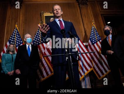 Washington, DC. Dezember 2020. US-Senator John Thune (Republikaner von South Dakota), Mitte, spricht mit Reportern nach dem wöchentlichen Treffen der Republikanischen Konferenz des US-Senats im Mansfield-Raum des US-Kapitols am 01. Dezember 2020 in Washington, DC. Blick auf von hinten Senator Thune, von links nach rechts: US-Senator Joni Ernst (Republikaner von Iowa), US-Senator Mehrheitsführer Mitch McConnell (Republikaner von Kentucky) und US-Senator Roy Blunt (Republikaner von Missouri)Kredit: Bill O'Leary/Pool über CNP (Nutzung weltweit Kredit: dpa/Alamy Live News Stockfoto