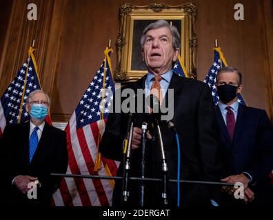 Washington, DC. Dezember 2020. US-Senator Roy Blunt (Republikaner von Missouri) spricht mit Reportern nach der wöchentlichen Sitzung der Republikanischen Konferenz des US-Senats im Mansfield-Raum des US-Kapitols am 01. Dezember 2020 in Washington, DC. Blick auf von hinter Sen. Blunt sind US-Senat Mehrheitsführer Mitch McConnell (Republikaner von Kentucky), links, und US-Senator John Thune (Republikaner von South Dakota), rechts.Kredit: Bill O'Leary / Pool über CNP / Nutzung weltweit Kredit: dpa / Alamy Live News Stockfoto