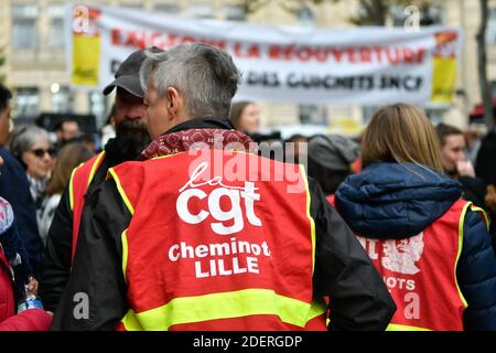 Die Eisenbahner nehmen an einer Demonstration der Beschäftigten des staatlichen Eisenbahnunternehmens SNCF Teil, die am 5. November 2019 von der Gewerkschaft CGT vor dem Gare du Nord in Paris, Frankreich, zur Verteidigung des öffentlichen Dienstes der SNCF, zur Verurteilung ihrer Lebens- und Arbeitsbedingungen, zur Schließung von Linien und Fahrkartenschaltern aufgerufen wurde. Foto von Karim Ait Adjedjou/Avenir Pictures/ABACAPRESS.COM Stockfoto