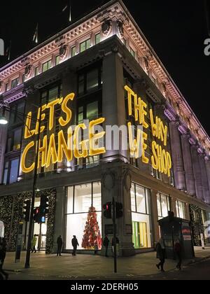 Ansicht des Kaufhauses Selfridges in der Oxford Street London während Die 2020 Covid Lockdown mit einem großen Neon-Schild sagen Ändern wir die Art und Weise, wie wir einkaufen Stockfoto