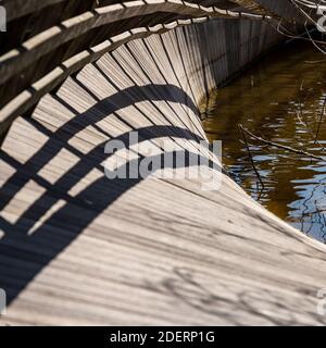 Twisted Bridge fällt in Wasser auf beschädigten Weg in Everglades Nationalpark Stockfoto