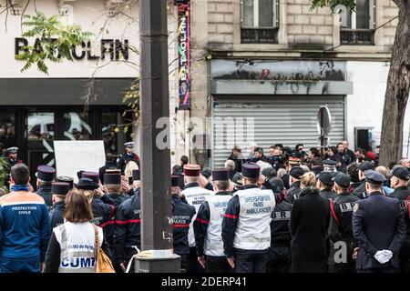 Mitglieder der BRI (Fast Intervention Brigade), SAMU, Katastrophenschutz und Feuerwehrleute von Paris am Denkmal der Opfer der Pariser Anschläge für die Gedenkfeier vor dem Bataclan, wo 90 Personen durch den terrotistischen Anschlag vom 13. November 2015 getötet wurden, Vom Islamischen Staat Irak und Levante (ISIL) während eines Konzerts der Death Metal Eagles, Paris, 11. Bezirk, Frankreich, 13. November 2019 beansprucht. Foto von Daniel Derajinski/ABACAPRESS.COM Stockfoto