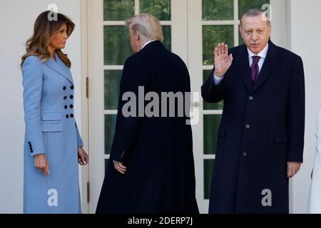 Der türkische Präsident Recep Tayyip Erdogan winkt den Medien vor seinem Treffen mit US-Präsident Donald Trump im Oval Office im Weißen Haus in Washington am 13. November 2019 zu. Foto von Yuri Gripas/ABACAPRESS.COM Stockfoto