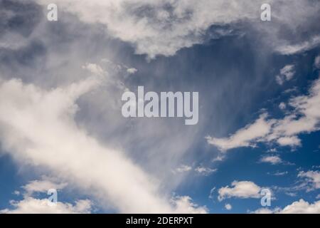 Wisps of White Cloud on Deep Blue Sky on a Sommernachmittag Stockfoto