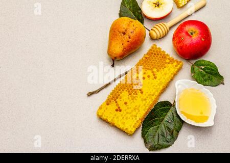 Rosh Hashanah Feier Konzept mit traditionellen Symbolen. Jüdischer Neujahrsurlaub mit frischen Äpfeln und Birnen, flüssigem Honig und Waben. Leichte st Stockfoto