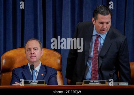 Das ranghohe Mitglied des House Intelligence Committee, Rep. Devin Nunez (R-CA), nimmt seinen Platz neben dem Vorsitzenden Adam Schiff (D-CA) während einer Anhörung des House Intelligence Committee ein, bei der Marie Yovanovitch, ehemalige US-Botschafterin in der Ukraine, Im Rahmen der Amtsenthebungsuntersuchung gegen US-Präsident Donald Trump auf dem Capitol Hill in Washington, USA, 15. November 2019. Foto von Joshua Roberts/Pool/ABACAPRESS.COM Stockfoto