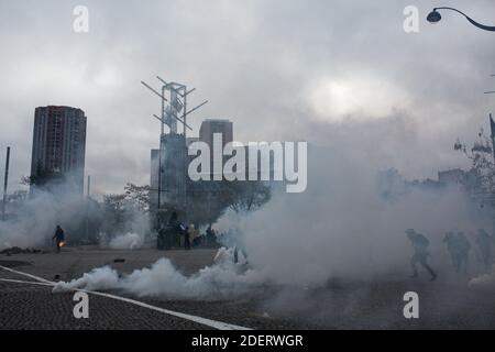 Allgemeine Ansicht des Place d'Italie in Paris unter Tränengas am 16. November 2019, während einer Demonstration der "gelben Weste" (Gilets Jaunes) anlässlich des ersten Jahrestages der Bewegung. Französische "Gelbwesten"-Demonstranten planen an diesem Wochenende eine Reihe landesweiter Demonstrationen, um der Regierung zu zeigen, dass sie am ersten Jahrestag ihrer Bewegung noch Unterstützung finden können. Die Zahl der Teilnehmer an den Protesten und der Gewalt hat sich in den letzten Monaten stark verringert von dem Höhepunkt der Bewegung, die am 17. November letzten Jahres mit einem riesigen Pariser Protest begann, der fast 3 zog Stockfoto