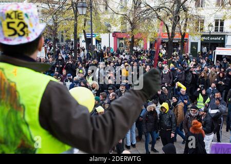 Gelbwesten (Gilet jaune) Gesamtansicht der fontaine des innocents in der Nähe von Les Halles in Paris am 17. November 2019, während einer Demonstration der "Gelbwesten" (Gilets jaunes) anlässlich des ersten Jahrestages der Bewegung. Französische "Gelbwesten"-Demonstranten planen an diesem Wochenende eine Reihe landesweiter Demonstrationen, um der Regierung zu zeigen, dass sie am ersten Jahrestag ihrer Bewegung noch Unterstützung finden können. Die Zahl der Teilnehmer an den Protesten und der Gewalt haben sich in den letzten Monaten stark von der Höhe der Bewegung, die am 17. November letzten Jahres mit einem begann verringert Stockfoto