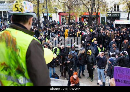 Gelbwesten (Gilet jaune) Gesamtansicht der fontaine des innocents in der Nähe von Les Halles in Paris am 17. November 2019, während einer Demonstration der "Gelbwesten" (Gilets jaunes) anlässlich des ersten Jahrestages der Bewegung. Französische "Gelbwesten"-Demonstranten planen an diesem Wochenende eine Reihe landesweiter Demonstrationen, um der Regierung zu zeigen, dass sie am ersten Jahrestag ihrer Bewegung noch Unterstützung finden können. Die Zahl der Teilnehmer an den Protesten und der Gewalt haben sich in den letzten Monaten stark von der Höhe der Bewegung, die am 17. November letzten Jahres mit einem begann verringert Stockfoto