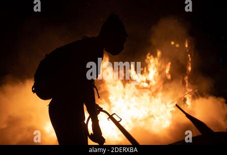 Studenten hinter der Feuerbarrikade. In Hongkong am 12. November 2019. Eine beispiellose Schlachten an der chinesischen Universität Hong Kong (CUHK). Die Proteste in Hongkong dauernden in den fünften Monaten. Am Montag, den 11. November 2019 begann ein städtebauvoller Streik, der Teile Hongkongs zum Stillstand brachte, als MTR-Stationen geschlossen wurden und mehrere Straßensperren errichtet wurden. Wo die Tolo Harbour Autobahn unter der No.2 Brücke, die zwischen der chinesischen Universität von Hong Kong (CUHK) und öffentlichen Raum zu verbinden ist auch blockiert. Foto von May James/ABACAPRESS.COM Stockfoto