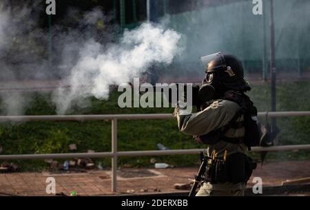 Polizei feuern Tränengas während des Cracks. In Hongkong am 12. November 2019. Eine beispiellose Schlachten an der chinesischen Universität Hong Kong (CUHK). Die Proteste in Hongkong dauernden in den fünften Monaten. Am Montag, den 11. November 2019 begann ein städtebauvoller Streik, der Teile Hongkongs zum Stillstand brachte, als MTR-Stationen geschlossen wurden und mehrere Straßensperren errichtet wurden. Wo die Tolo Harbour Autobahn unter der No.2 Brücke, die zwischen der chinesischen Universität von Hong Kong (CUHK) und öffentlichen Raum zu verbinden ist auch blockiert. Foto von May James/ABACAPRESS.COM Stockfoto