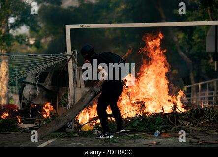 Student tragen Holz, um Feuer Barrikade. In Hongkong am 12. November 2019. Eine beispiellose Schlachten an der chinesischen Universität Hong Kong (CUHK). Die Proteste in Hongkong dauernden in den fünften Monaten. Am Montag, den 11. November 2019 begann ein städtebauvoller Streik, der Teile Hongkongs zum Stillstand brachte, als MTR-Stationen geschlossen wurden und mehrere Straßensperren errichtet wurden. Wo die Tolo Harbour Autobahn unter der No.2 Brücke, die zwischen der chinesischen Universität von Hong Kong (CUHK) und öffentlichen Raum zu verbinden ist auch blockiert. Foto von May James/ABACAPRESS.COM Stockfoto