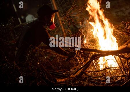 Student Feuer machen Schicht Barrikaden. In Hongkong am 12. November 2019. Eine beispiellose Schlachten an der chinesischen Universität Hong Kong (CUHK). Die Proteste in Hongkong dauernden in den fünften Monaten. Am Montag, den 11. November 2019 begann ein städtebauvoller Streik, der Teile Hongkongs zum Stillstand brachte, als MTR-Stationen geschlossen wurden und mehrere Straßensperren errichtet wurden. Wo die Tolo Harbour Autobahn unter der No.2 Brücke, die zwischen der chinesischen Universität von Hong Kong (CUHK) und öffentlichen Raum zu verbinden ist auch blockiert. Foto von May James/ABACAPRESS.COM Stockfoto