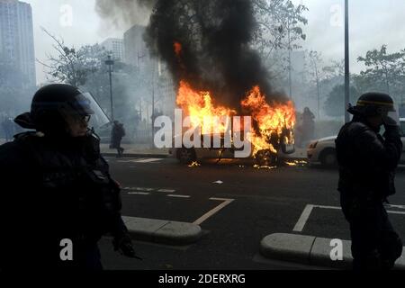 Ein brennendes Fahrzeug wird bei Protesten der gelben Weste (Gilets Jaunes) auf dem Place d'Italie zum ersten Jahrestag der Bewegung in Paris während der Zusammenstöße am Rande einer Demonstration zum ersten Jahrestag der Bewegung der gelben Weste (Gilets Jaunes) gesehen. Paris, Frankreich, 16. November 2019. Foto von Alfred Yaghobzadeh/ABACAPRESS.COM Stockfoto