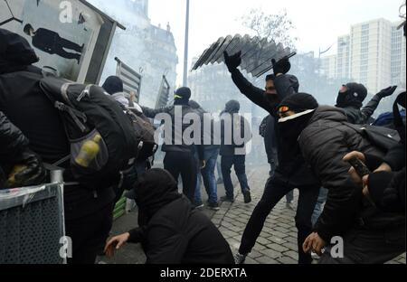 Gilets Jaunes oder gelbe Weste und Black Bloc Demonstranten stoßen bei einer Demonstration zum ersten Jahrestag der Bewegung "gelbe Weste" (Gilets Jaunes) auf französische Bereitschaftspolizei. Französische "Gelbwesten"-Demonstranten planen an diesem Wochenende eine Reihe landesweiter Demonstrationen, um der Regierung zu zeigen, dass sie am ersten Jahrestag ihrer Bewegung noch Unterstützung finden können. Die Zahl der Teilnehmer an den Protesten und der Gewalt haben sich in den letzten Monaten stark verringert von dem Höhepunkt der Bewegung, die am 17. November letzten Jahres mit einem riesigen Pariser Protest begann, der fast 300 zog, Stockfoto