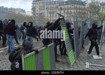 Gilets Jaunes oder gelbe Weste und Black Bloc Demonstranten stoßen bei einer Demonstration zum ersten Jahrestag der Bewegung "gelbe Weste" (Gilets Jaunes) auf französische Bereitschaftspolizei. Französische "Gelbwesten"-Demonstranten planen an diesem Wochenende eine Reihe landesweiter Demonstrationen, um der Regierung zu zeigen, dass sie am ersten Jahrestag ihrer Bewegung noch Unterstützung finden können. Die Zahl der Teilnehmer an den Protesten und der Gewalt haben sich in den letzten Monaten stark verringert von dem Höhepunkt der Bewegung, die am 17. November letzten Jahres mit einem riesigen Pariser Protest begann, der fast 300 zog, Stockfoto