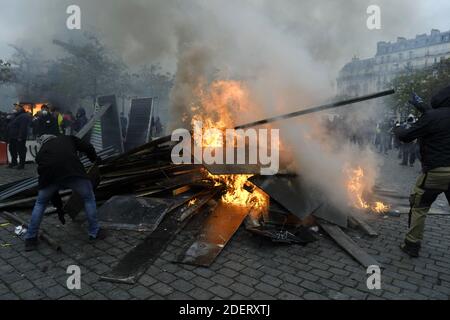 Gilets Jaunes oder gelbe Weste und Black Bloc Demonstranten stoßen bei einer Demonstration zum ersten Jahrestag der Bewegung "gelbe Weste" (Gilets Jaunes) auf französische Bereitschaftspolizei. Französische "Gelbwesten"-Demonstranten planen an diesem Wochenende eine Reihe landesweiter Demonstrationen, um der Regierung zu zeigen, dass sie am ersten Jahrestag ihrer Bewegung noch Unterstützung finden können. Die Zahl der Teilnehmer an den Protesten und der Gewalt haben sich in den letzten Monaten stark verringert von dem Höhepunkt der Bewegung, die am 17. November letzten Jahres mit einem riesigen Pariser Protest begann, der fast 300 zog, Stockfoto