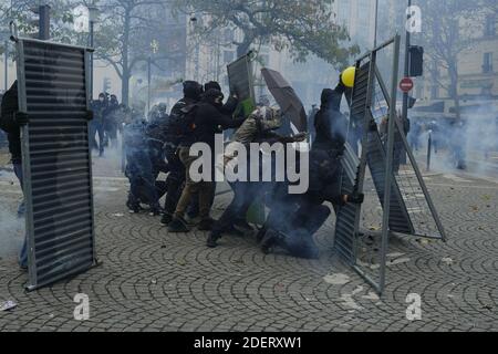 Gilets Jaunes oder gelbe Weste und Black Bloc Demonstranten stoßen bei einer Demonstration zum ersten Jahrestag der Bewegung "gelbe Weste" (Gilets Jaunes) auf französische Bereitschaftspolizei. Französische "Gelbwesten"-Demonstranten planen an diesem Wochenende eine Reihe landesweiter Demonstrationen, um der Regierung zu zeigen, dass sie am ersten Jahrestag ihrer Bewegung noch Unterstützung finden können. Die Zahl der Teilnehmer an den Protesten und der Gewalt haben sich in den letzten Monaten stark verringert von dem Höhepunkt der Bewegung, die am 17. November letzten Jahres mit einem riesigen Pariser Protest begann, der fast 300 zog, Stockfoto