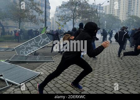 Gilets Jaunes oder gelbe Weste und Black Bloc Demonstranten stoßen bei einer Demonstration zum ersten Jahrestag der Bewegung "gelbe Weste" (Gilets Jaunes) auf französische Bereitschaftspolizei. Französische "Gelbwesten"-Demonstranten planen an diesem Wochenende eine Reihe landesweiter Demonstrationen, um der Regierung zu zeigen, dass sie am ersten Jahrestag ihrer Bewegung noch Unterstützung finden können. Die Zahl der Teilnehmer an den Protesten und der Gewalt haben sich in den letzten Monaten stark verringert von dem Höhepunkt der Bewegung, die am 17. November letzten Jahres mit einem riesigen Pariser Protest begann, der fast 300 zog, Stockfoto