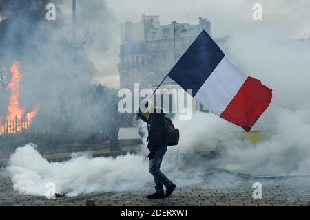 Gilets Jaunes oder gelbe Weste und Black Bloc Demonstranten stoßen bei einer Demonstration zum ersten Jahrestag der Bewegung "gelbe Weste" (Gilets Jaunes) auf französische Bereitschaftspolizei. Französische "Gelbwesten"-Demonstranten planen an diesem Wochenende eine Reihe landesweiter Demonstrationen, um der Regierung zu zeigen, dass sie am ersten Jahrestag ihrer Bewegung noch Unterstützung finden können. Die Zahl der Teilnehmer an den Protesten und der Gewalt haben sich in den letzten Monaten stark verringert von dem Höhepunkt der Bewegung, die am 17. November letzten Jahres mit einem riesigen Pariser Protest begann, der fast 300 zog, Stockfoto