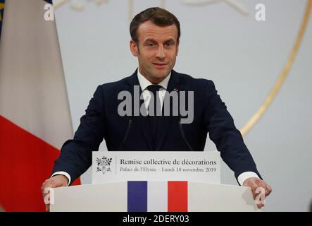 Der französische Präsident Emmanuel Macron hält eine Rede während einer Medaillenzeremonie im Elysee-Palast in Paris, Frankreich, am 18. November 2019. Foto von Gonzalo Fuentes/Pool/ABACAPRESS.COM Stockfoto