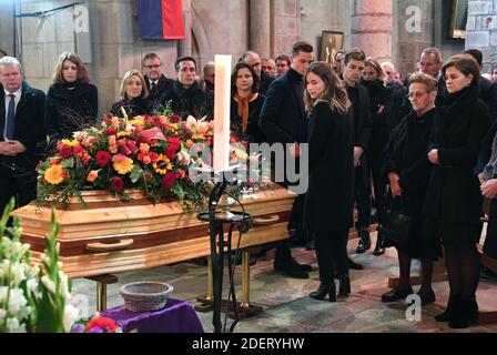 Die Tochter des verstorbenen Radfahrers Raymond Poulidor, Corinne Poulidor (R), seine Witwe Gisele Poulidor (2R) und seine Enkel die niederländischen Radfahrer Mathieu van der Poel (C,L) und David van der Poel (C,R) nehmen am 19. November 2019 an den Beerdigungen des französischen Champions Raymond Poulidor in Saint-Leonard-de-Noblat Teil. - der französische Radfahrer Raymond Poulidor starb am 13. November 2019 im Alter von 83 Jahren. Foto von MEHDI FEDOUACH / Pool/ABACAPRESS.COM Stockfoto