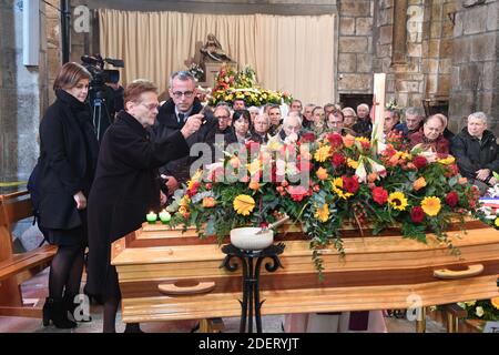 Die Tochter des verstorbenen Radfahrers Raymond Poulidor, Corinne Poulidor (L), seine Witwe Gisele Poulidor (2L), nimmt am 19. November 2019 an den Beerdigungen des französischen Champions Raymond Poulidor in Saint-Leonard-de-Noblat Teil. - der französische Radfahrer Raymond Poulidor starb am 13. November 2019 im Alter von 83 Jahren. Foto von MEHDI FEDOUACH / Pool/ABACAPRESS.COM Stockfoto