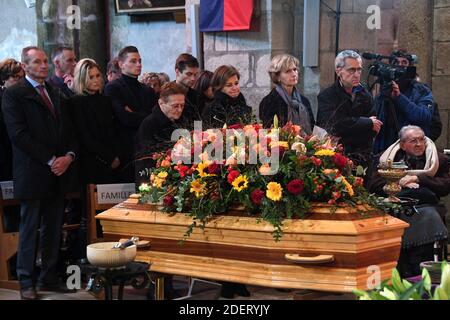 Witwe des verstorbenen Radfahrers Raymond Poulidor, Gisele Poulidor (C,R), seine Tochter Corinne Poulidor (C,L) und seine Enkel die niederländischen Radfahrer Mathieu van der Poel (C,L) und David van der Poel (C,R) nehmen am 19. November 2019 an den Beerdigungen des französischen Champions Raymond Poulidor in Saint-Leonard-de-Noblat Teil. - der französische Radfahrer Raymond Poulidor starb am 13. November 2019 im Alter von 83 Jahren. Foto von MEHDI FEDOUACH / Pool/ABACAPRESS.COM Stockfoto