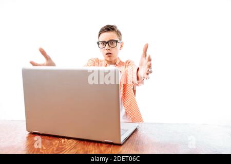 Junger Mann schockiert durch das Ergebnis in Laptop gesehen, teen Kerl mit Laptop, in Studio Stockfoto
