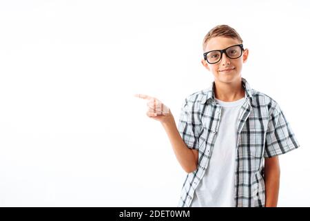 Mann zeigt auf Kopie leeren Raum, schöner junger Mann in Studio auf weißem Hintergrund Stockfoto