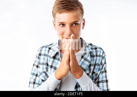 Ein junger Mann ist bis zu etwas, ein Mann agiert geschickt, um das Ziel zu erreichen, im Studio Stockfoto