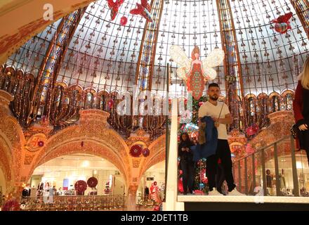 Besucher gehen den 9 Meter langen, 16 Meter hohen Gehweg mitten in der Luft und gelangen direkt in die Mitte der Kuppel vom 3. Stock des Hauptlayette-Geschäfts der Galeries Lafayette. Die neue Glashütte bietet einen spektakulären Blick unter dem berühmten Art déco-Dom im Kaufhaus Galeries Lafayette Paris Haussmann. Paris, Frankreich am 19. November 2019. Foto von Denis Guignebourg/ABACAPRESS.COM Stockfoto