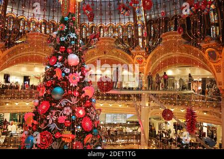 Besucher gehen den 9 Meter langen, 16 Meter hohen Gehweg mitten in der Luft und gelangen direkt in die Mitte der Kuppel vom 3. Stock des Hauptlayette-Geschäfts der Galeries Lafayette. Die neue Glashütte bietet einen spektakulären Blick unter dem berühmten Art déco-Dom im Kaufhaus Galeries Lafayette Paris Haussmann. Paris, Frankreich am 19. November 2019. Foto von Denis Guignebourg/ABACAPRESS.COM Stockfoto