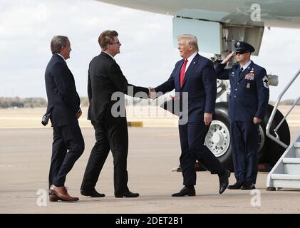 KEIN FILM, KEIN VIDEO, KEIN Fernsehen, KEIN DOKUMENTARFILM - Donald Trump begrüßt LT. Gov. Dan Patrick und Texas Attorney General Ken Paxton am Austin Bergstrom International Airport am Mittwoch, 20. November 2019 vor seinem Besuch auf dem Apple Campus. Foto von Jay Janner/Austin American-Statesman/TNS/ABACAPRESS.COM Stockfoto